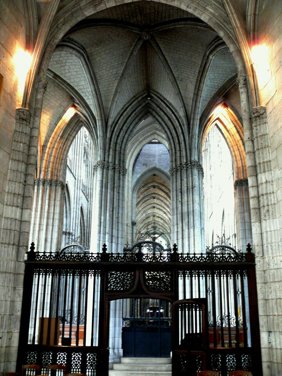 Evreux - Cathédrale Notre-Dame - Déambulatoire et choeur vus de la chapelle de la Mère de Dieu (chapelle d'axe) 
