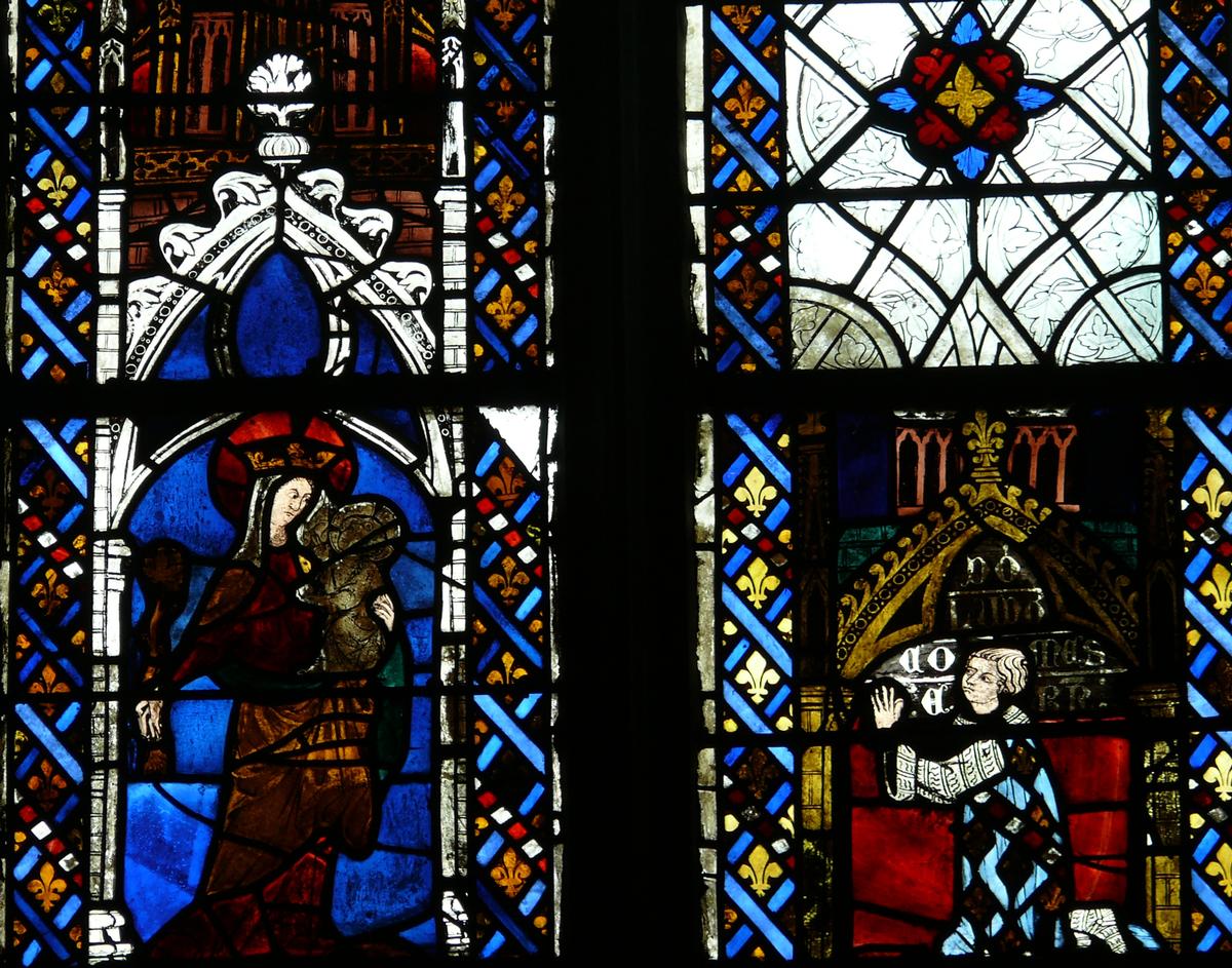 Evreux - Cathédrale Notre-Dame - Nef: vitrail représentant la Vierge à l'Enfant et donateur (comte d'Evreux) 