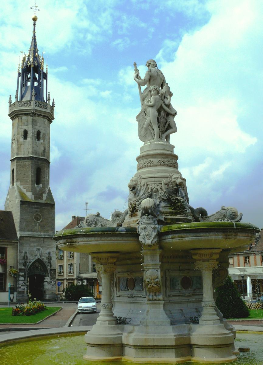 Evreux - Beffroi (tour de l'Horloge) - Le beffroi et la fontaine placée devant l'Hôtel de ville 