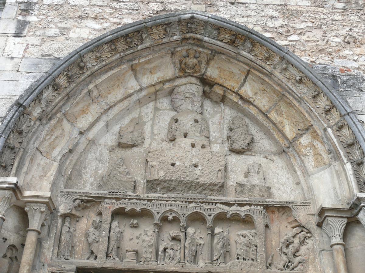 Fiche média no. 97130 Evreux - Eglise Saint-Taurin - Portail méridional (scènes de saint Taurin et Christ en Majesté entouré des symboles des évangélistes). Les sculptures ont été mutilées à la Révolution