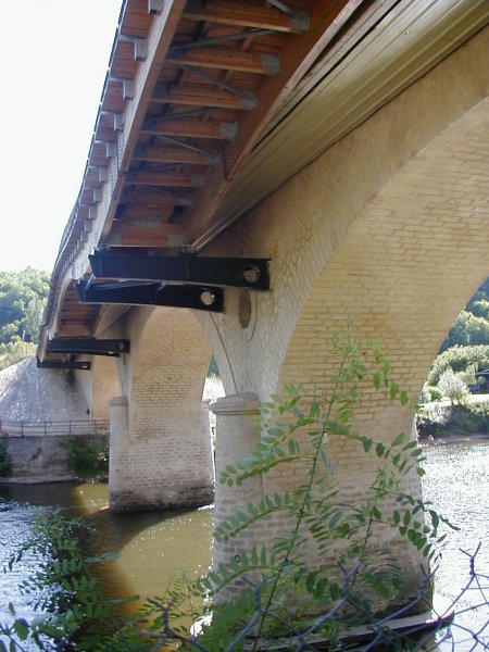 Brücke in Les Eyzies-de-Tayac-Sireuil Verbreiterung der Brücke in Les Eyzies-de-Tayac-Sireuil mit einem Steg, der auf Konsolen an der bestehenden Brücke befestigt ist