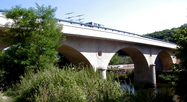 Straßenbrücke in Les Eyzies-de-Tayac-Sireuil mit einem Steg 