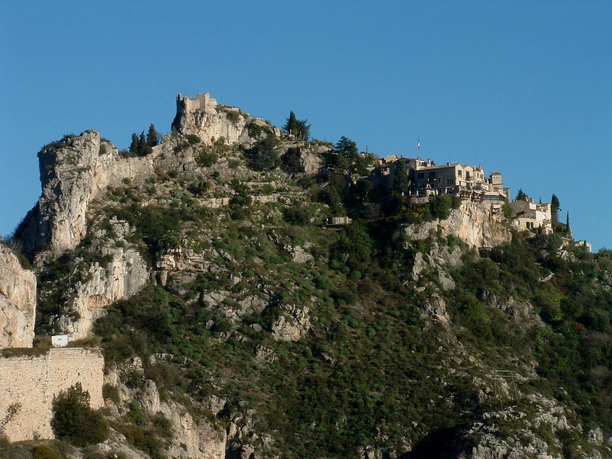 Eze - Château vu de la Moyenne corniche à l'ouest 