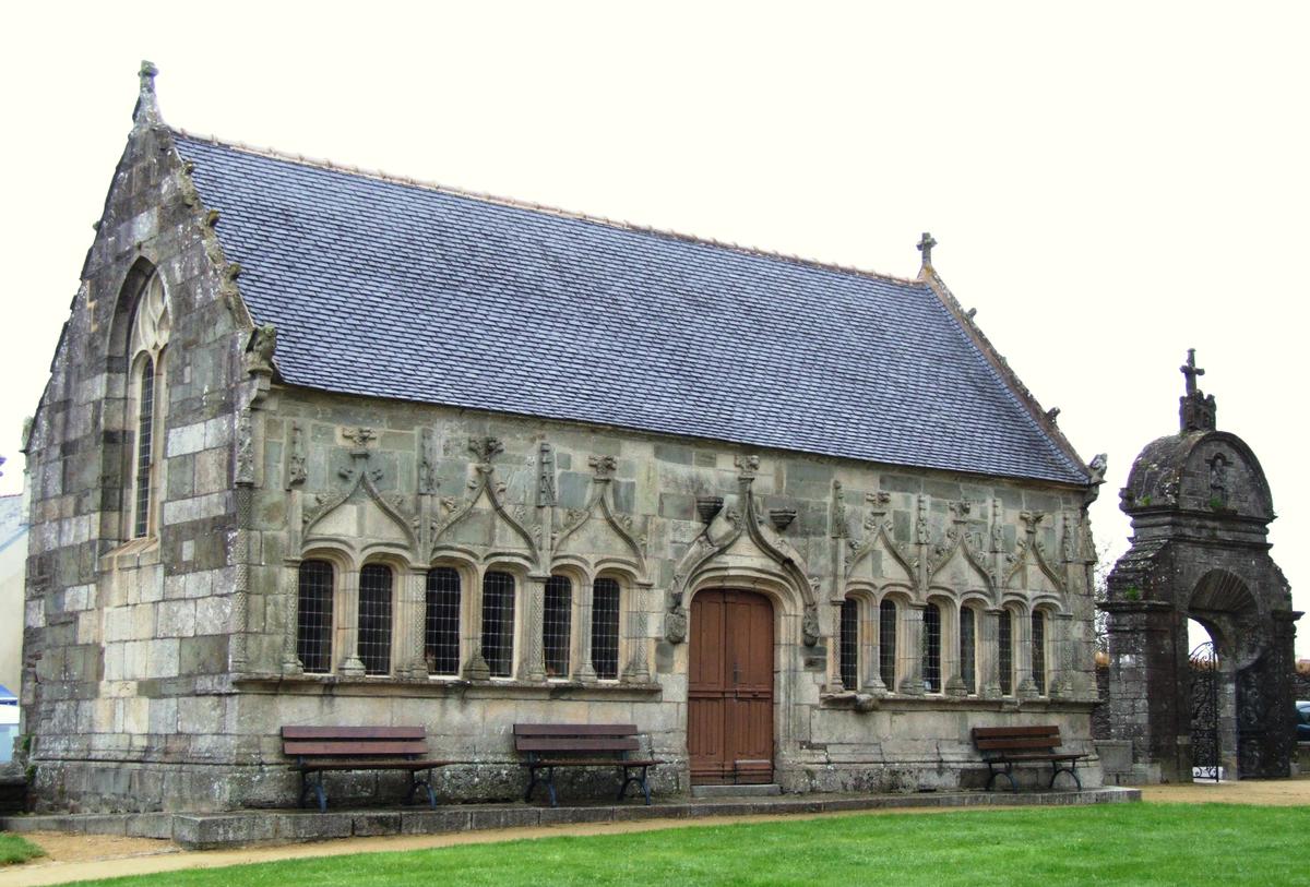Pleyben - Eglise Saint-Germain et l'enclos paroissial - L'ossuaire et l'arc triomphal 