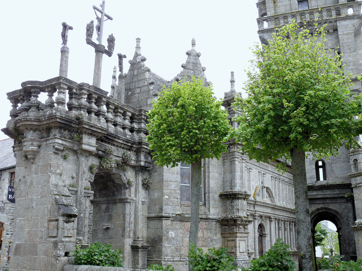Lampaul-Guimiliau - Eglise Notre-Dame et enclos paroissial - Arc triomphal, ossuaire et clocher 