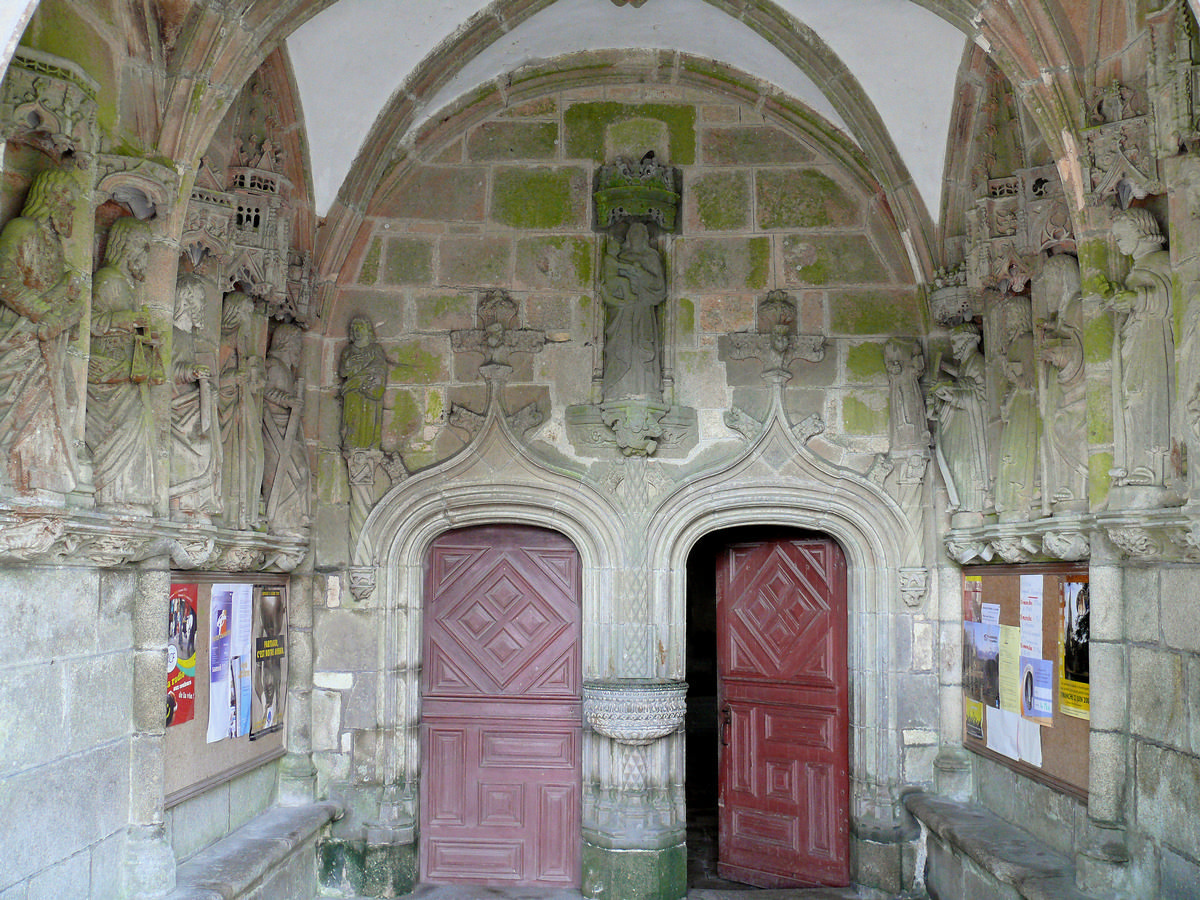Lampaul-Guimiliau - Eglise Notre-Dame et enclos paroissial - Porche de l'église 