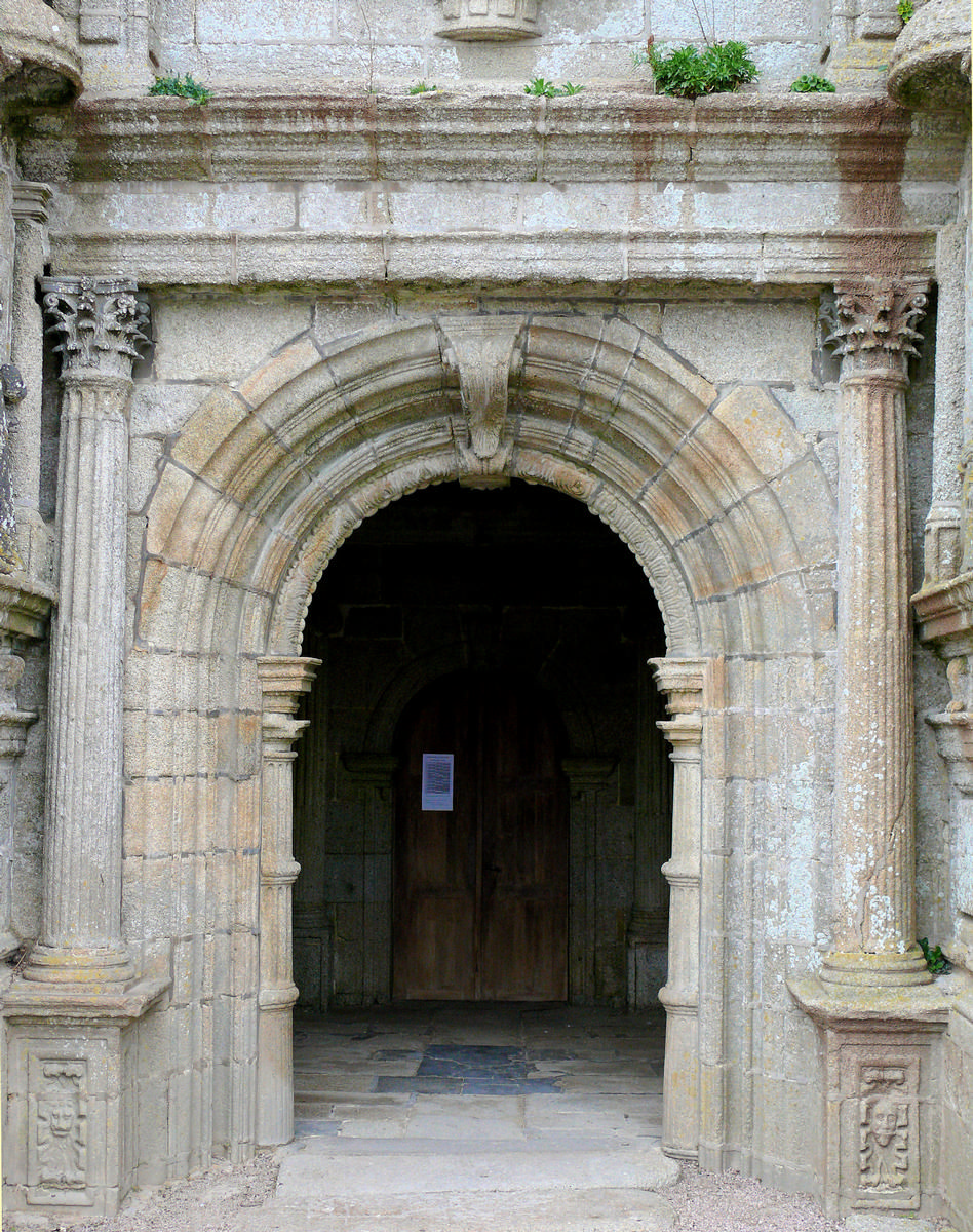 Goulven - Eglise Saint-Goulven - Clocher-porche construit à partir de 1593 - Portail du porche 