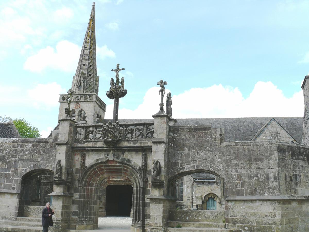 La Martyre - Eglise Saint-Salomon - Porte du cimetière et église 