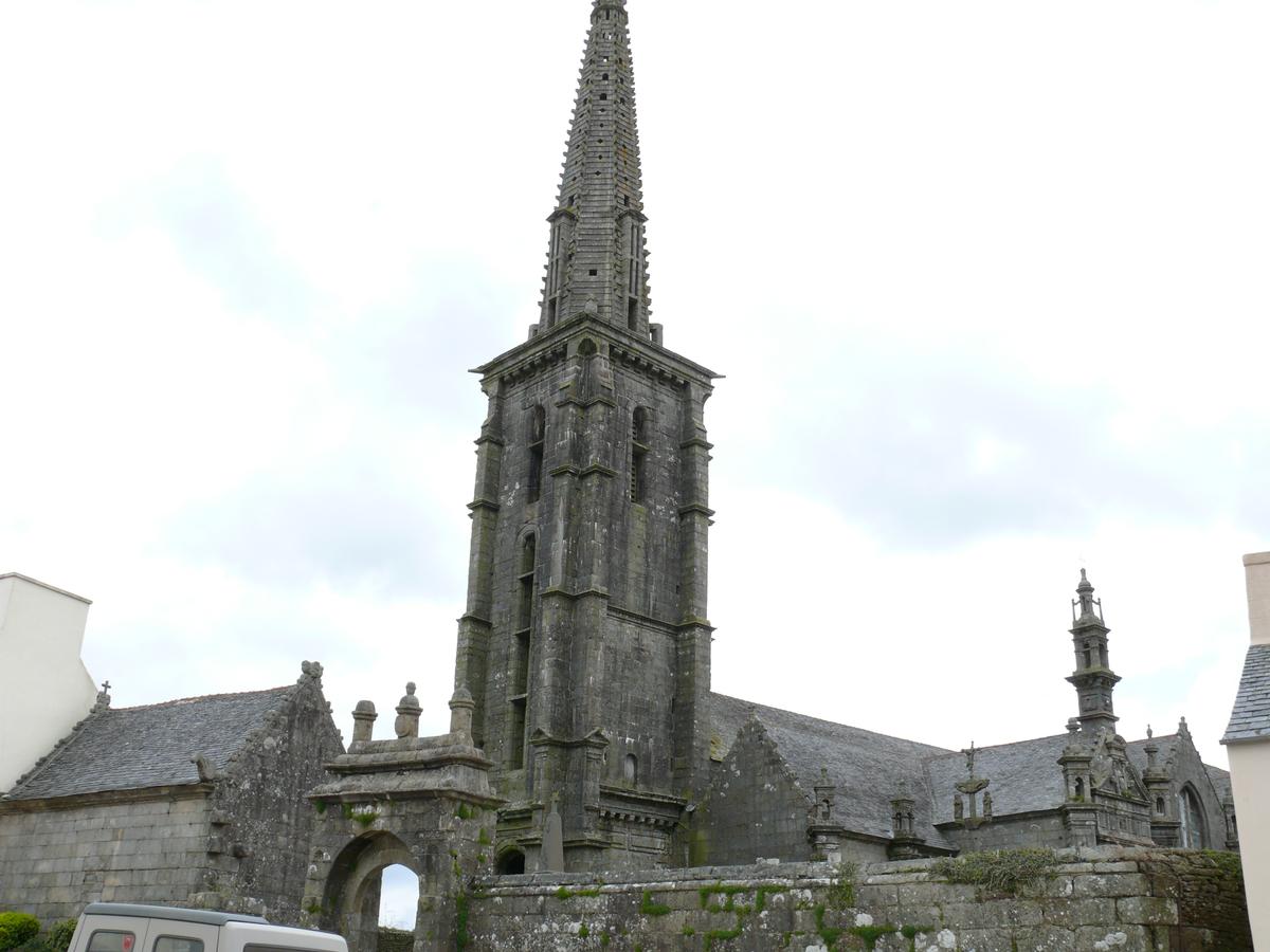 Commana - Eglise Saint-Derrien et enclos paroissial 