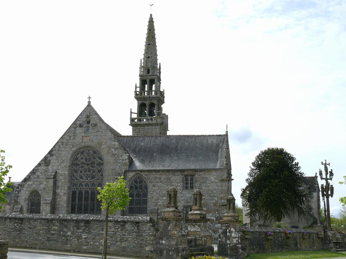 Pencran - Eglise Notre-Dame et enclos paroissial - Eglise, calvaire du Nord datant de 1521 et presbytère à étage de 1706 à l'arrière 