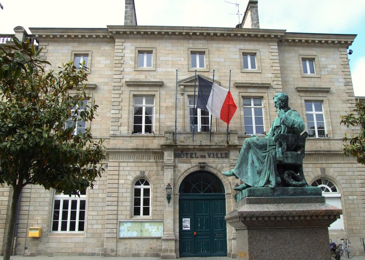 Hôtel de ville de Quimper et la statue de Laënnec 