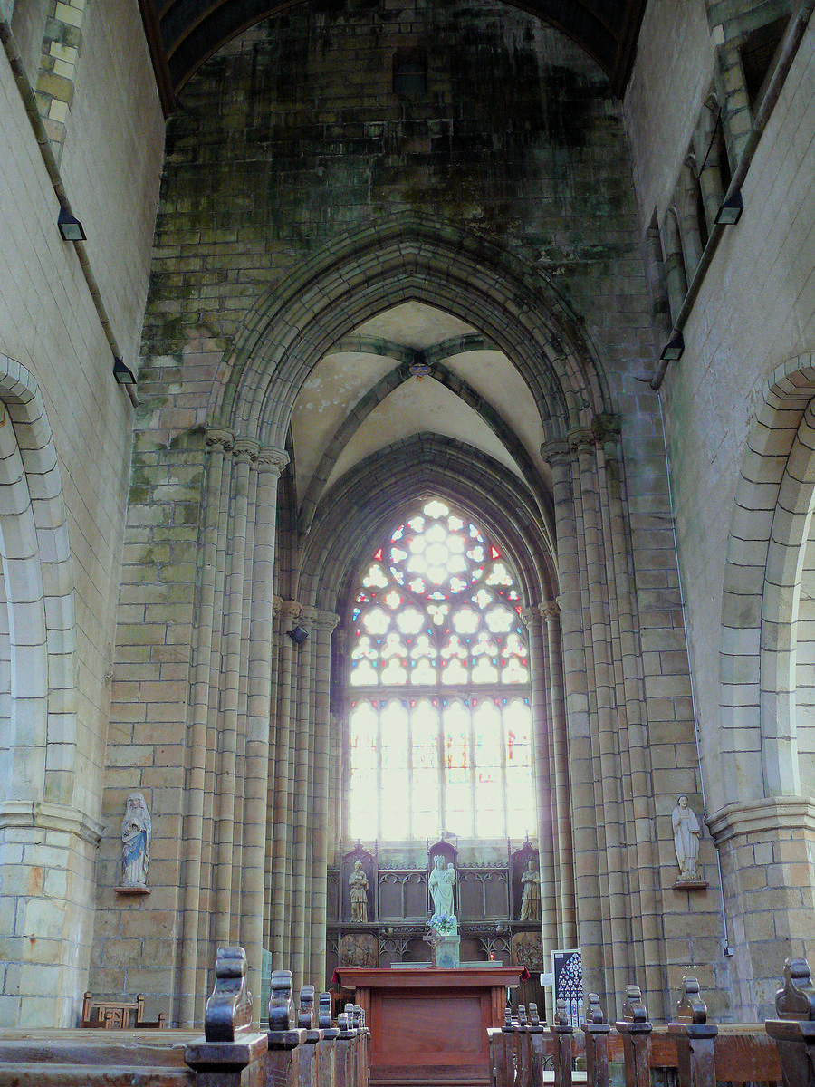 Saint-Pol-de-Léon - Chapelle Notre-Dame-du-Kreisker - Nef vers le choeur 