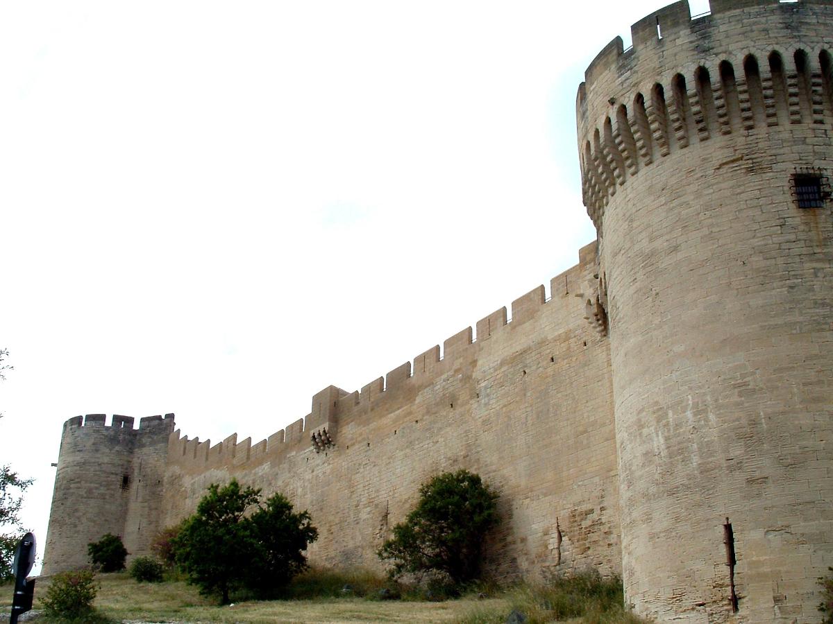 Fort Saint-AndréRempart sud vue de la Porte et la tour des Masques 