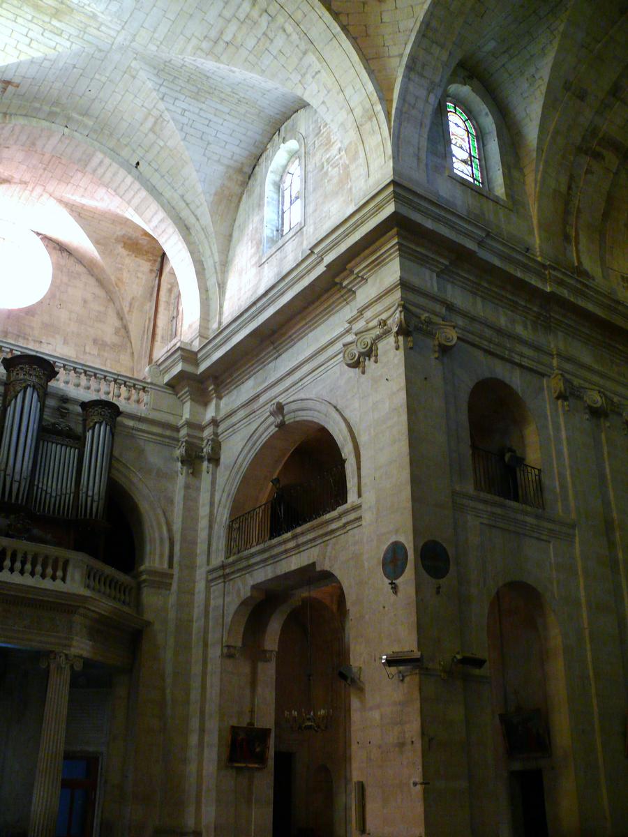 Uzès - Eglise Saint-Etienne - Croisée du transept et tribune d'orgues 