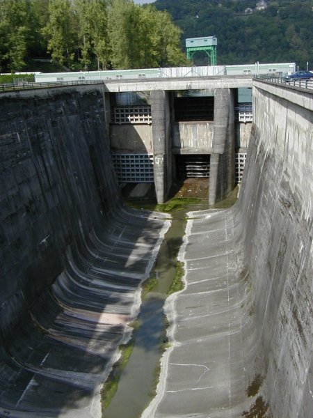 Barrage de Génissiat.Canal de fuite 