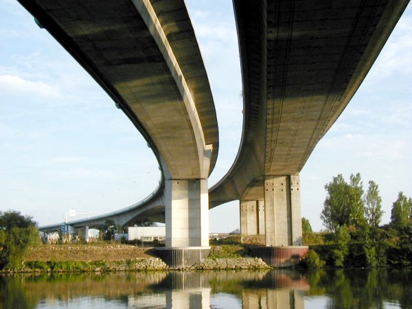 Die erste Brücke (1976) befindet sich rechts, die Parallelbrücke von 1991 links 