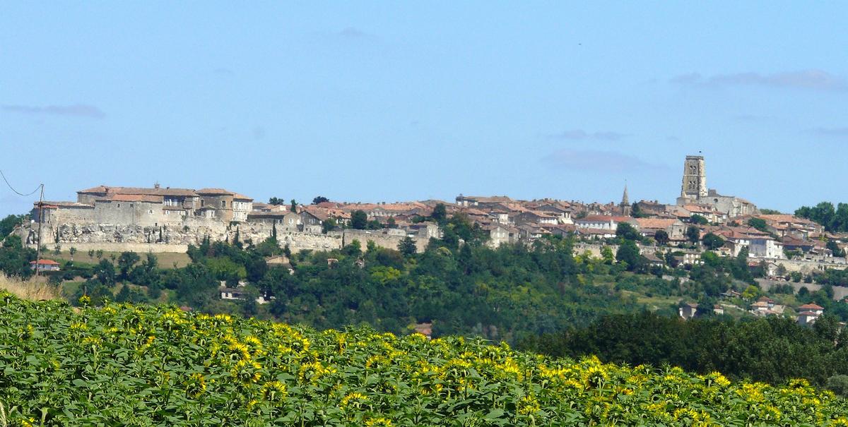 Le site de Lectoure A gauche l'hôpital sur l'ancier site du château des comtes d'Armagnac, à droite le clocher de l'ancienne cathédrale Saint-Gervais-et-Saint-Protais