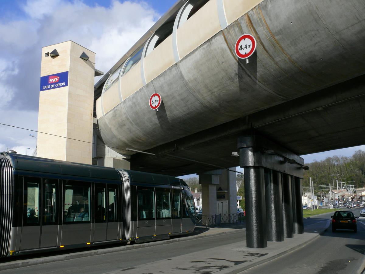 Gare de Cenon - Pole multimodal de Cenon - Passage du tram de la ligne A 