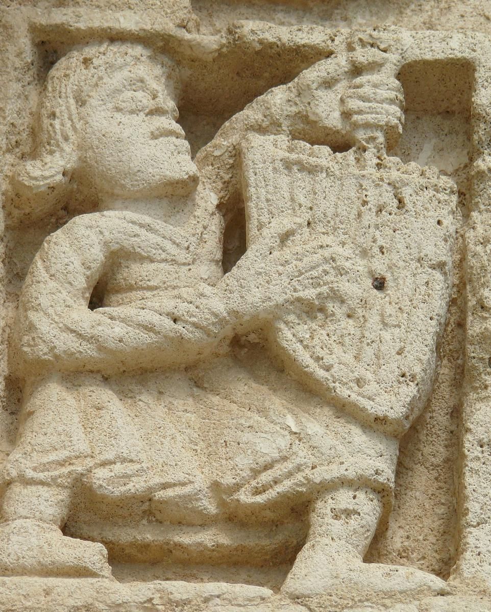 La Lande-de-Fronsac - Eglise Saint-Pierre - Portail Sud - Voussures côté gauche - Musicien tenant une harpe ou un psaltérion 