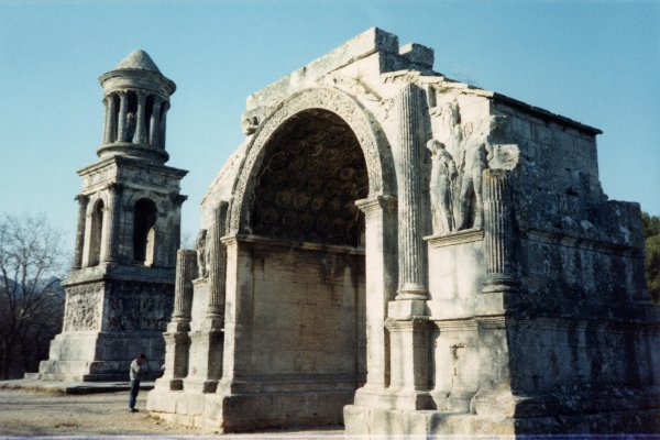 Bogen und Mausoleum in Glanum 