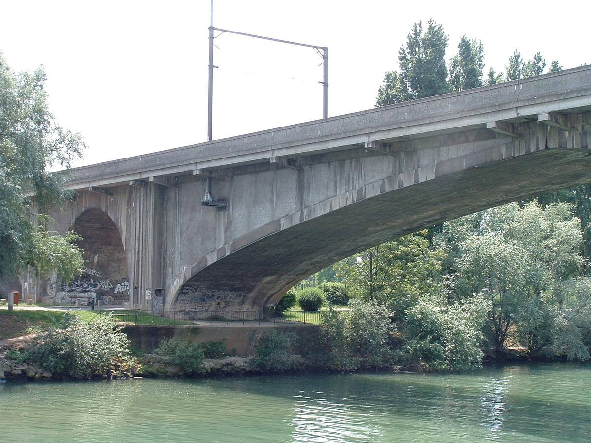 Noisy-le-Grand - Pont ferroviaire sur la Marne Passerelle - Demi-ouvrage avec clé centrale - Vue de l'amont