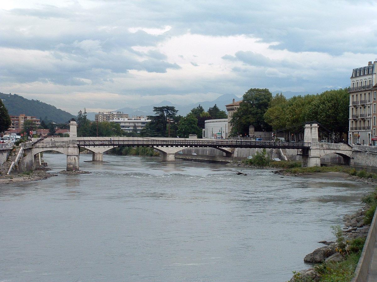 Grenoble - Pont Saint-Laurent avec le pont de la Citadelle, la Citadelle et le musée de Grenoble à l'arrière plan 