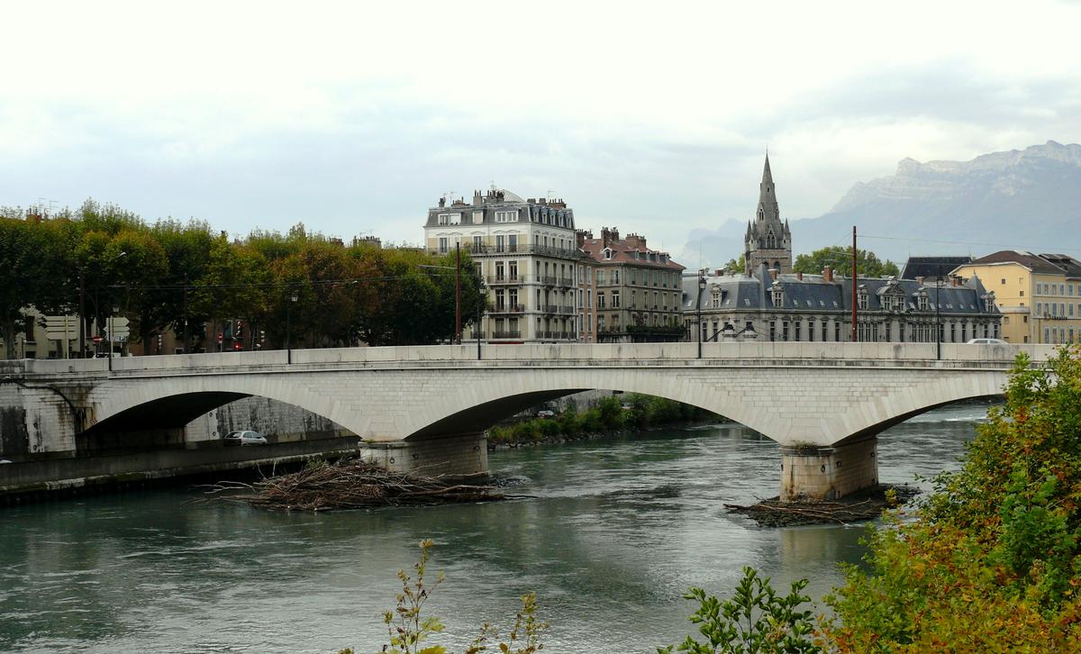 Grenoble - Pont de la Citadelle. En arrière plan, le clocher de la collégiale Saint-André et l'ancien palais du parlement du Dauphiné 