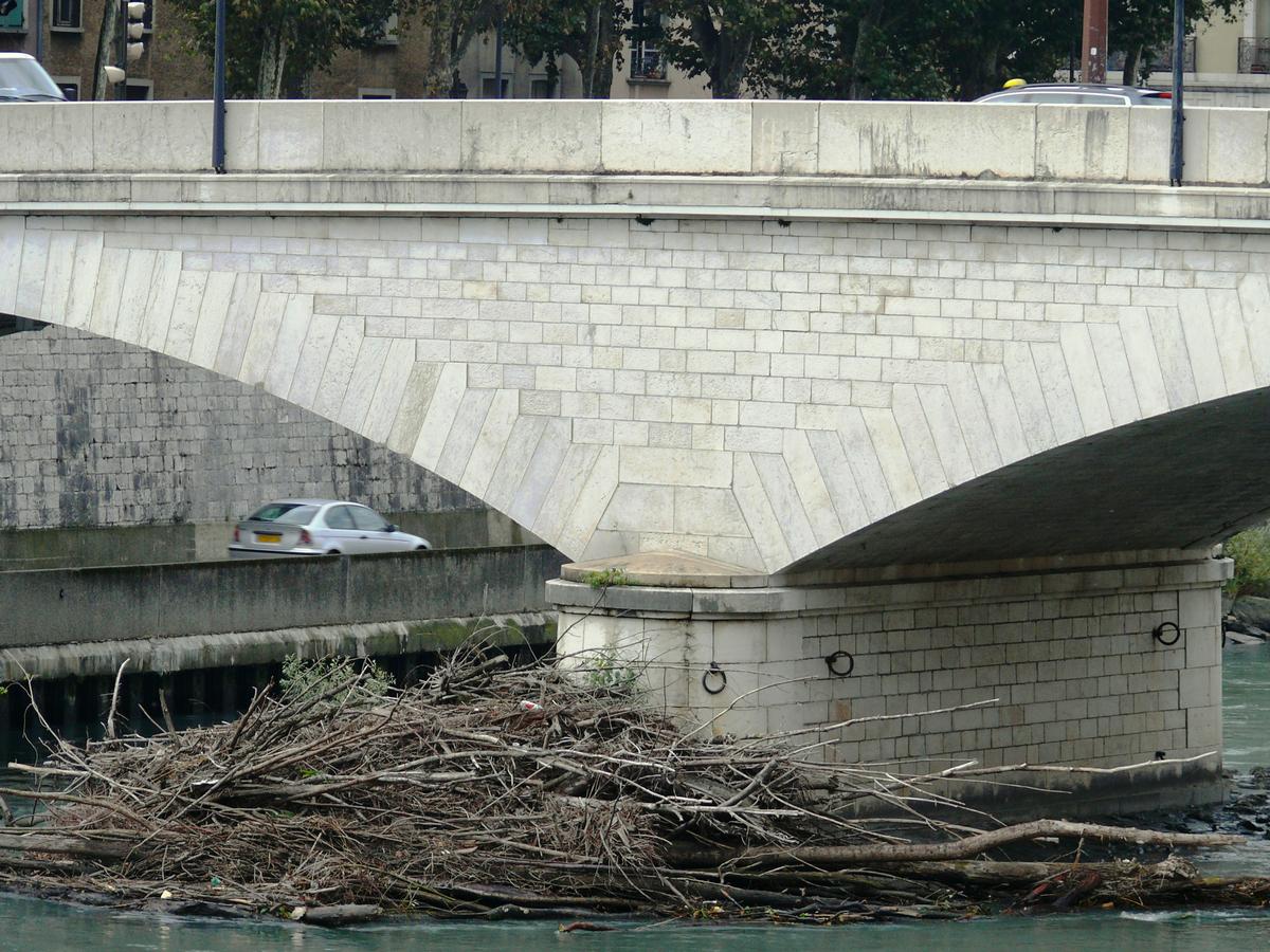 Grenoble - Pont de la Citadelle. Embâcle d'arbres contre une pile 