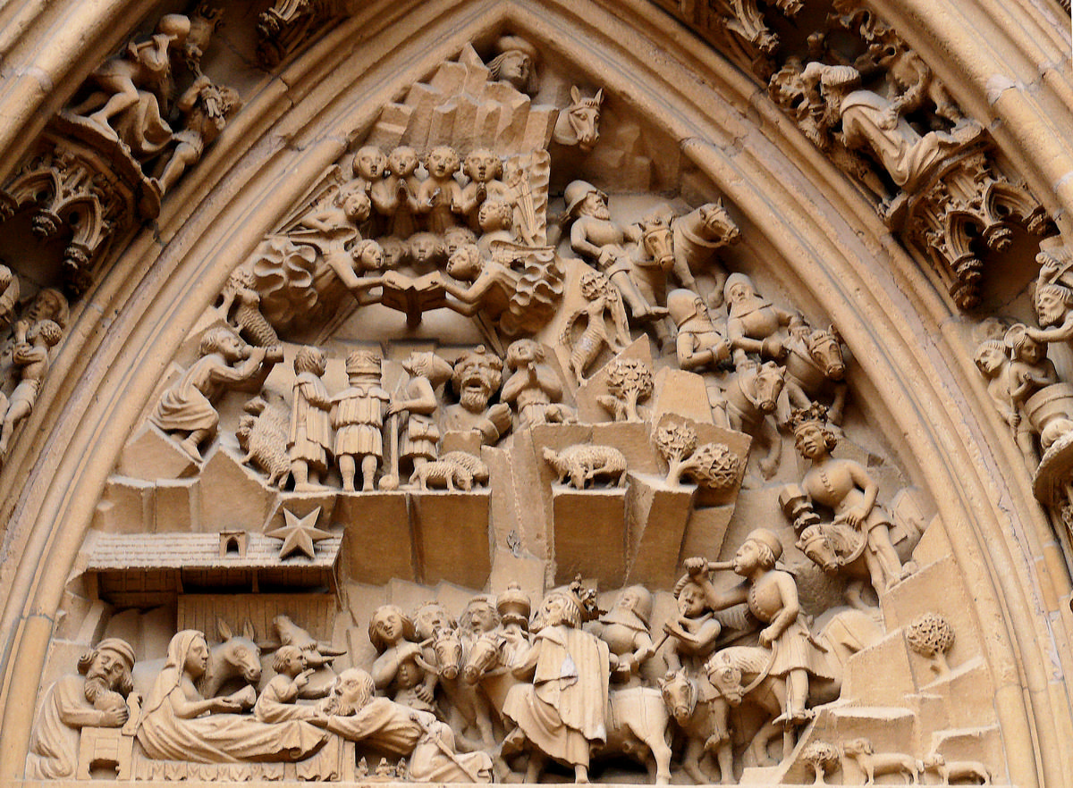 Thann - Eglise Saint-Thiébaut - Portail - Tympan représentant l'histoire de la naissance du Christ 