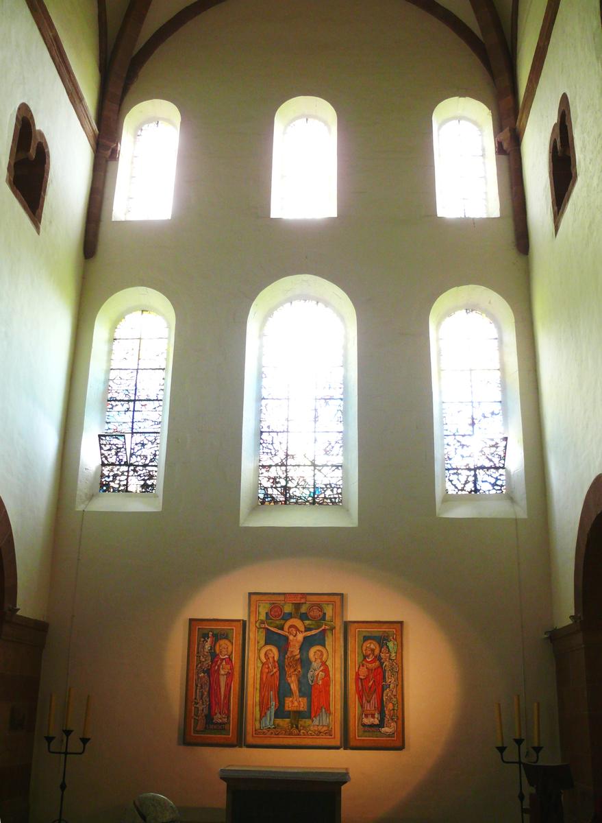 Fiche média no. 119925 Murbach - Eglise abbatiale Saint-Léger - Choeur - Triptyque représentant la Crucifixion entre un tableau représentant saint Benoît et un autre saint Pirmin