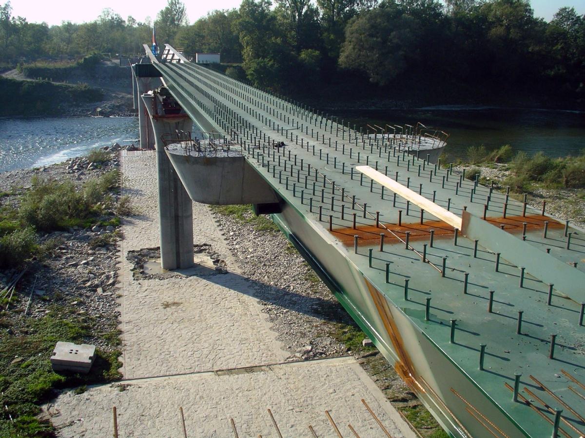 Hartheim - Fessenheim - Pont sur le Rhin - Au premier lançage - La première partie du tablier lancée sans le hourdis en béton 