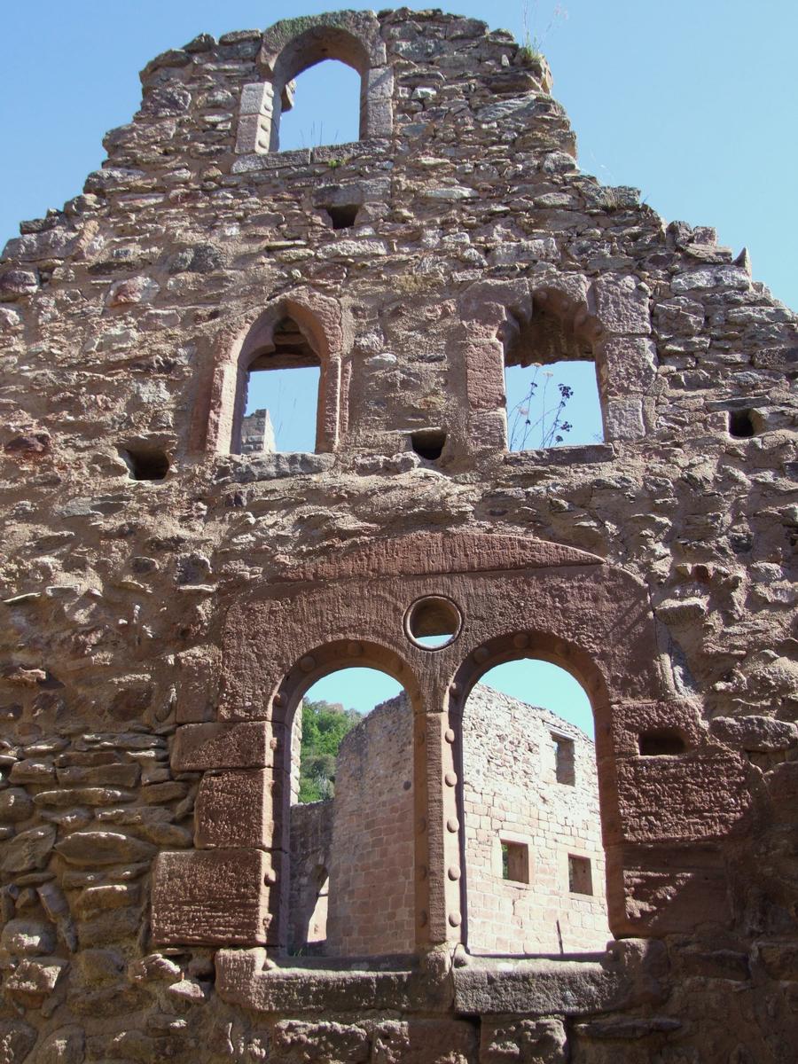 Ribeauvillé - Château Saint-Ulrich (Grand-Ribeaupierre) - Fenêtres d'un logis situé contre le logis du 13ème siècle Ribeauvillé - Château Saint-Ulrich (Grand-Ribeaupierre) - Fenêtres d'un logis situé contre le logis du 13 ème siècle