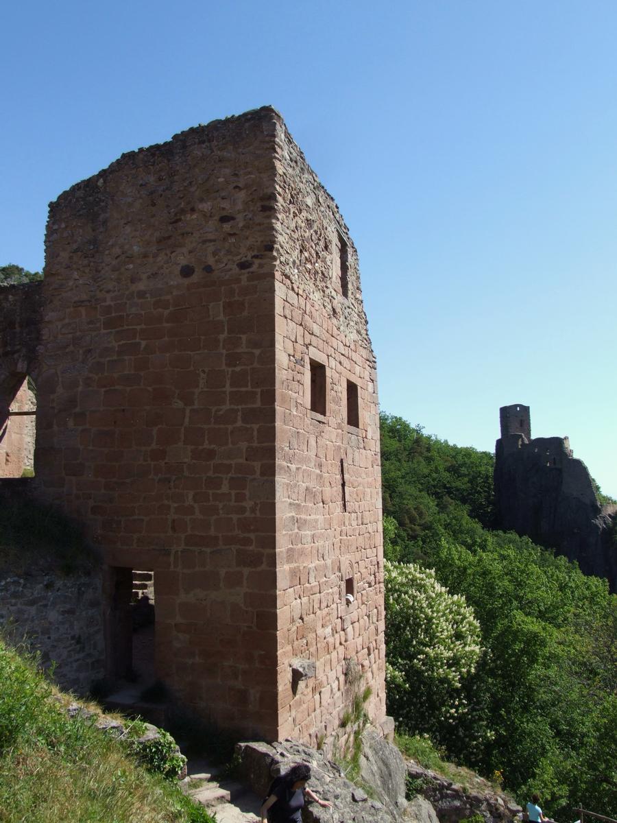 Ribeauvillé - Château Saint-Ulrich (Grand-Ribeaupierre) - Le logis du 12ème siècle, au fond le château de Girstein Ribeauvillé - Château Saint-Ulrich (Grand-Ribeaupierre) - Le logis du 12 ème siècle, au fond le château de Girstein