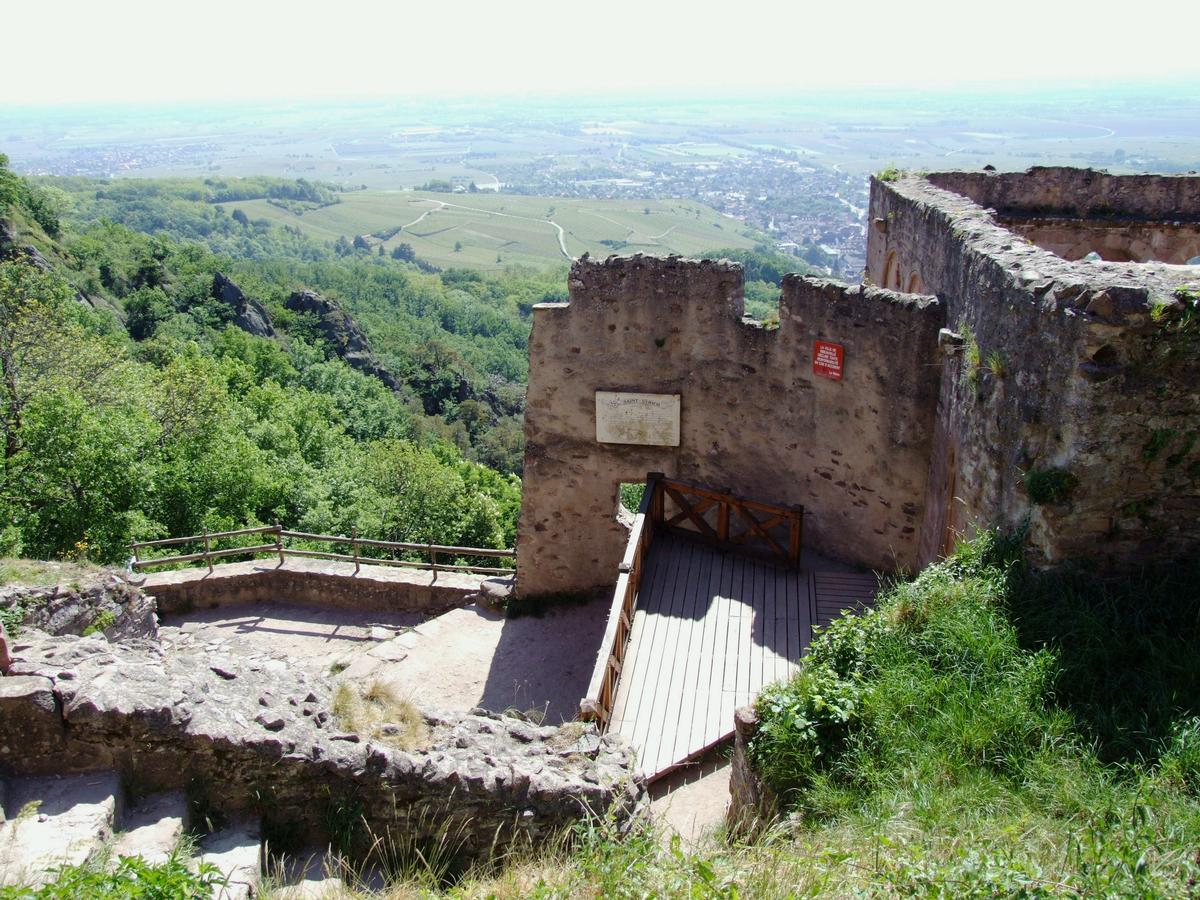 Ribeauvillé - Château Saint-Ulrich (Grand-Ribeaupierre) - La barbacane d'entrée du château à côté du logis du 13ème siècle Ribeauvillé - Château Saint-Ulrich (Grand-Ribeaupierre) - La barbacane d'entrée du château à côté du logis du 13 ème siècle