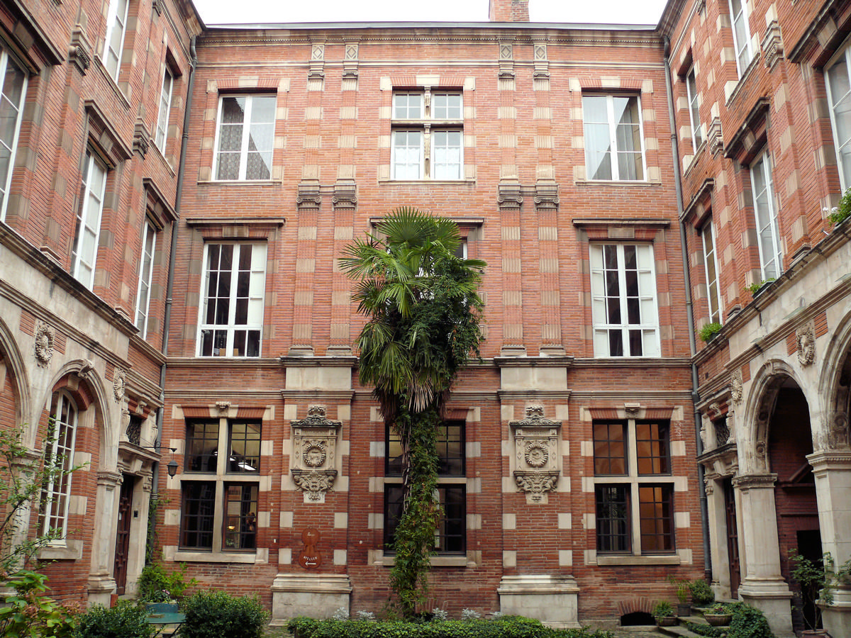 Toulouse - Hôtel Thomas de Montval - Cour avec les vestiges de l'hôtel des Pins 