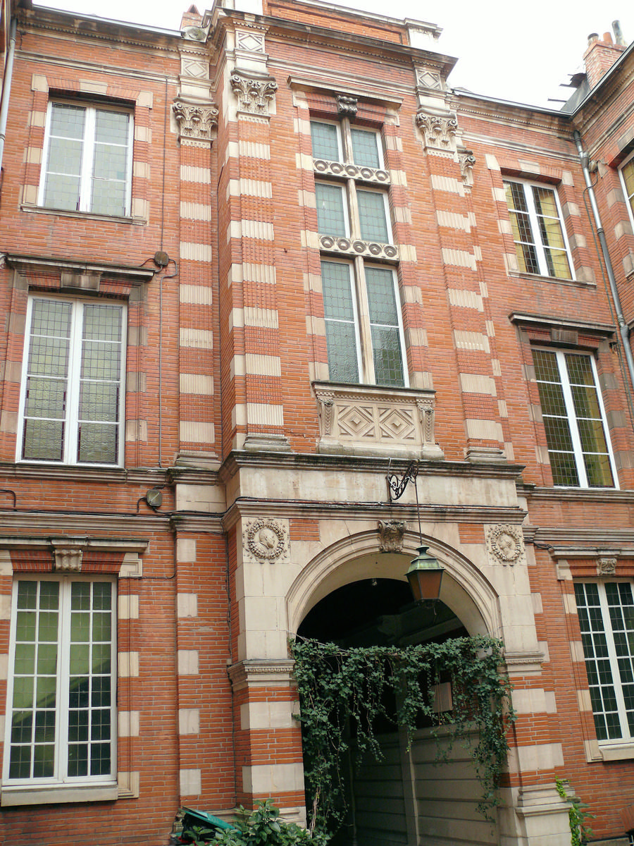 Toulouse - Hôtel Thomas de Montval - Cour, bâtiment côté rue 