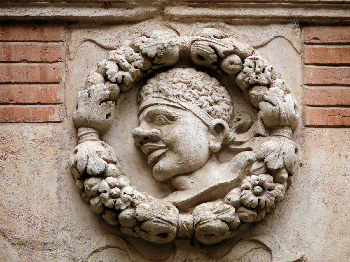 Toulouse - Hôtel Thomas de Montval - Cour, médaillon sur les arcatures Renaissance 