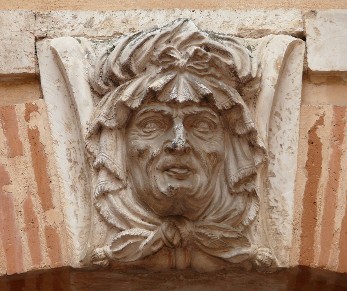 Toulouse - Hôtel de Fajole - Masque sculpté sur une clé de fenêtre de la façade sur cour par Marc Arcis ou un de ses élèves 