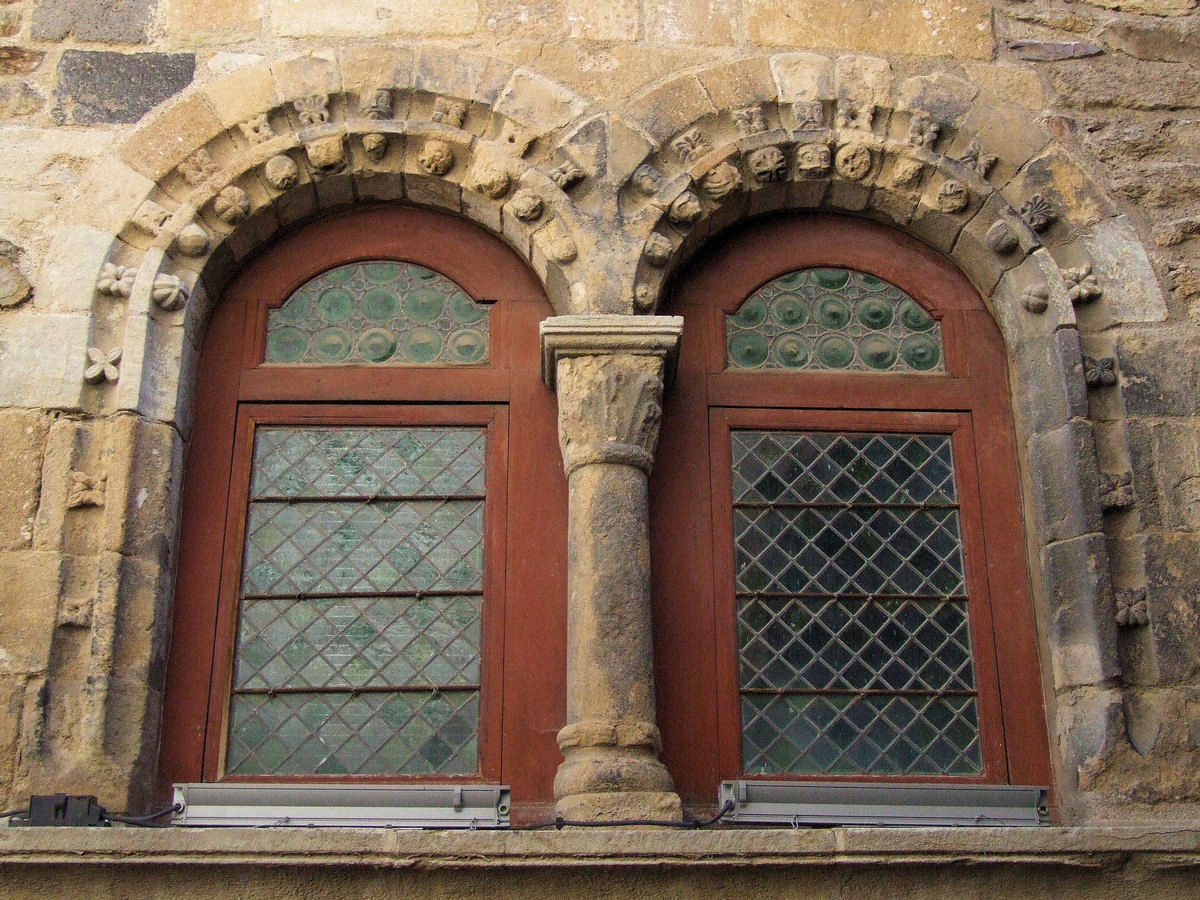 Blesle - Ancien château des Mercoeur - Fenêtre romane 