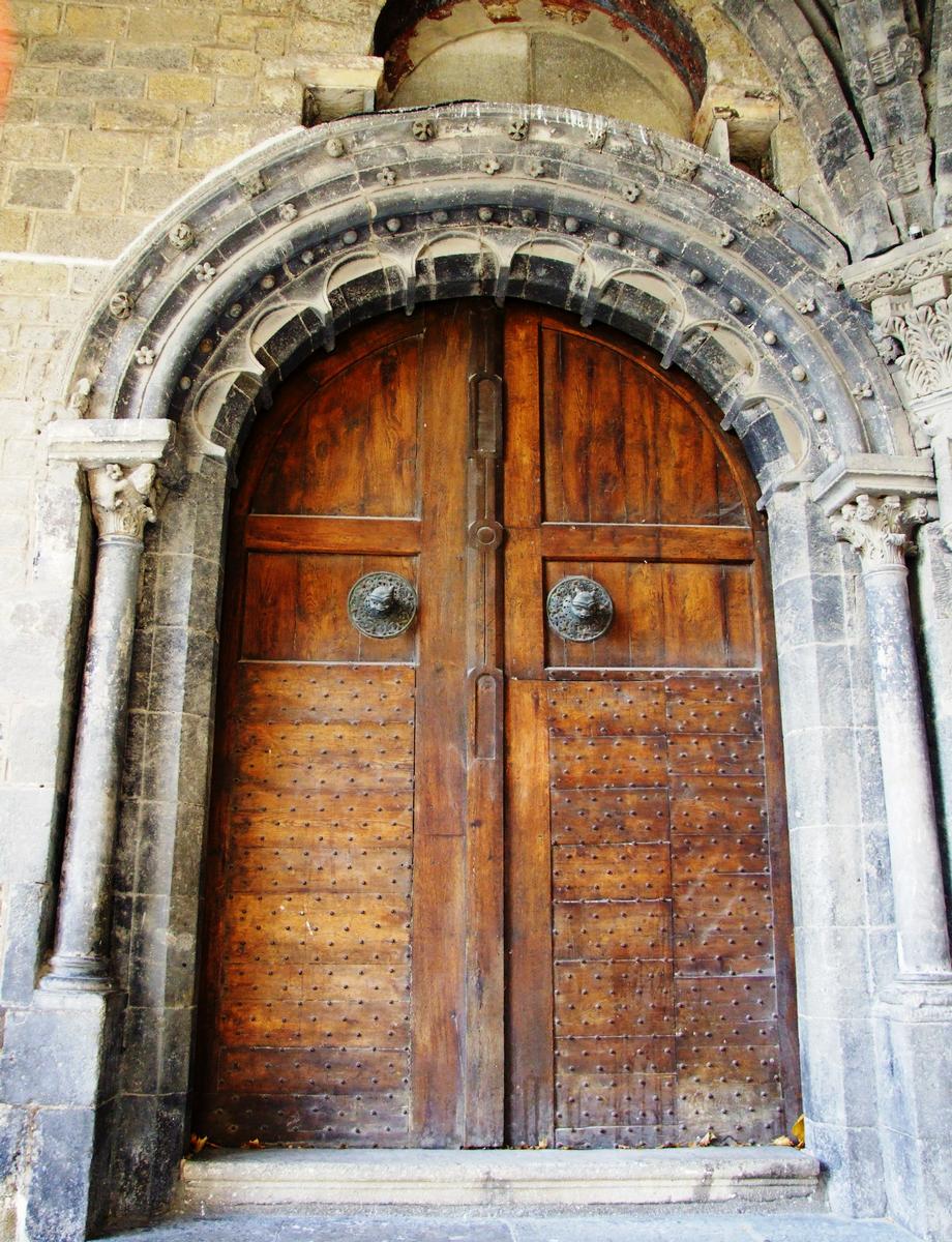 Fiche média no. 51403 Le Puy-en-Velay - Cathédrale Notre-Dame - Porche du For - Porte donnant sur le bras sud du transept. Elle a été ouverte dans une ancienne fenêtre du 11ème siècle dont il reste des peintures