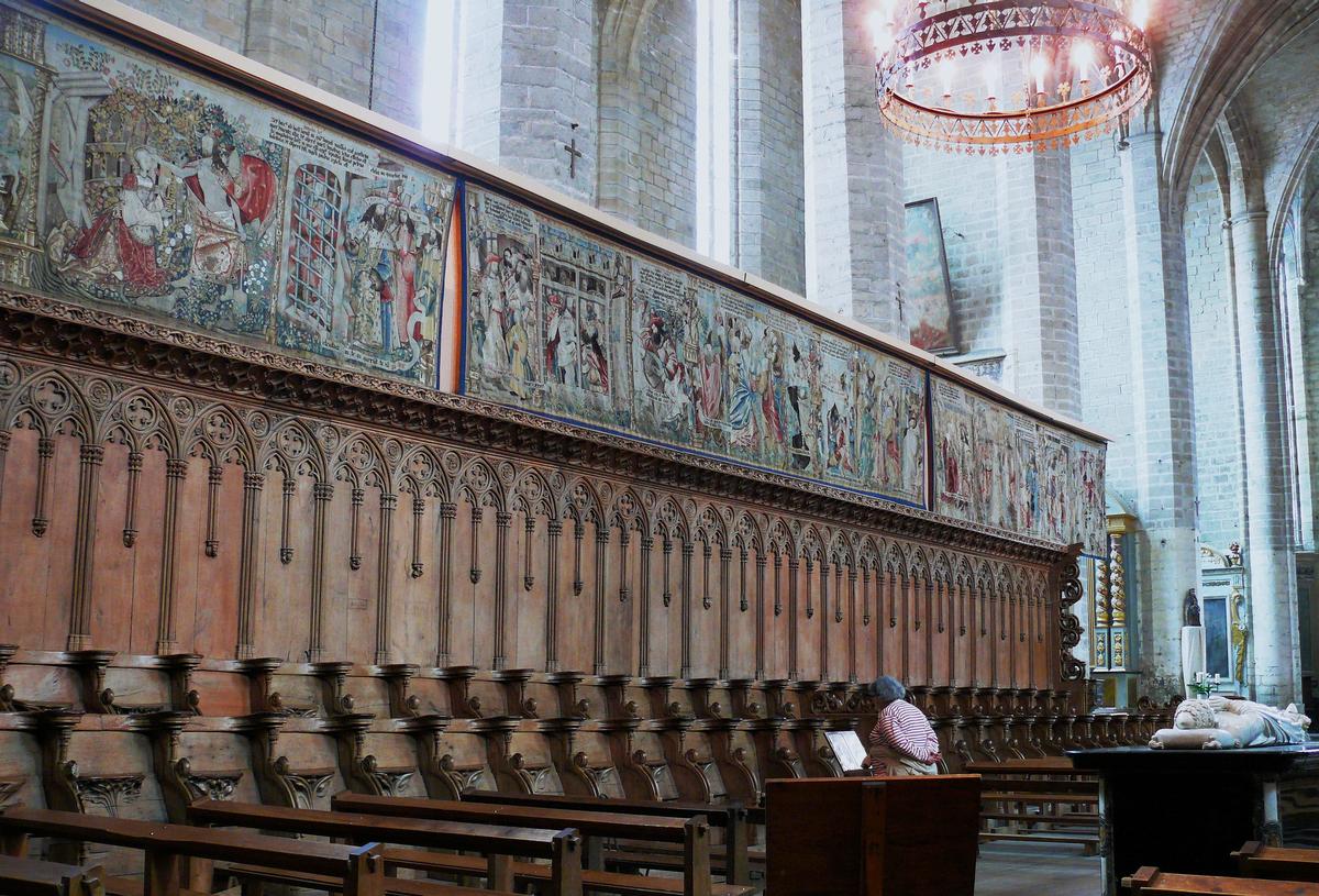 Fiche média no. 144242 Abbaye de La Chaise-Dieu - Abbatiale Saint-Robert - Choeur des moines - Stalles et tapisseries d'Arras et de Bruxelles du 16 ème siècle illustrant le thème su Salut