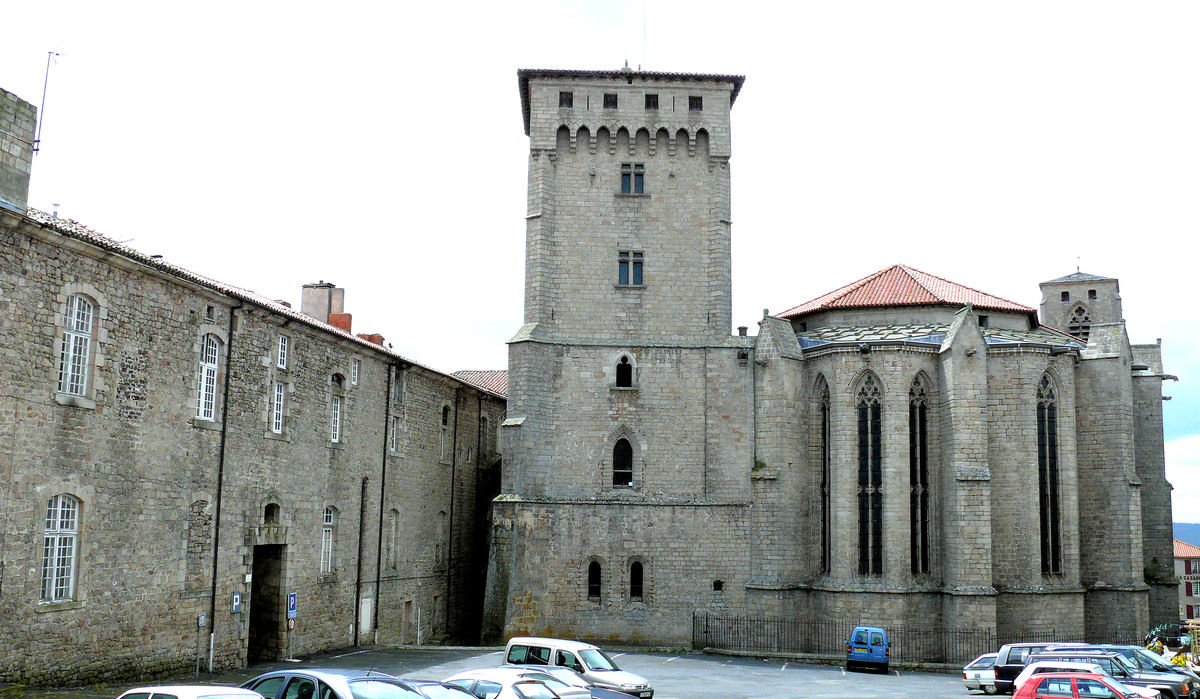 Abbaye de La Chaise-Dieu Le chevet de l'abbatiale et la tour Clémentine. A gauche, l'entrée vers la place de l'Echo vus de la place Lafayette