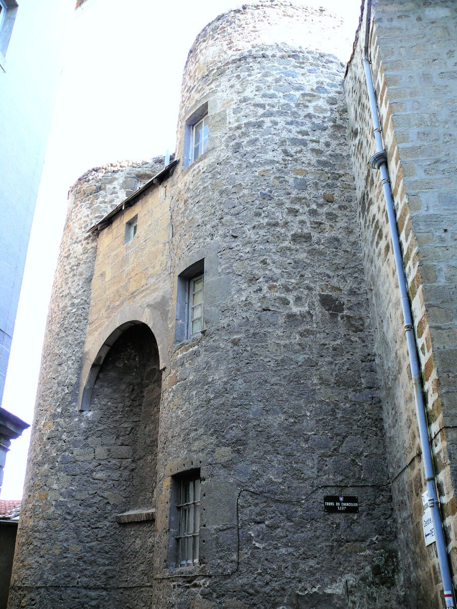 Le Puy-en-Velay - Hôtel Hugon de Coubladour et les tours de la porte du Chancelier construites au 13ème siècle Le Puy-en-Velay - Hôtel Hugon de Coubladour et les tours de la porte du Chancelier construites au 13 ème siècle