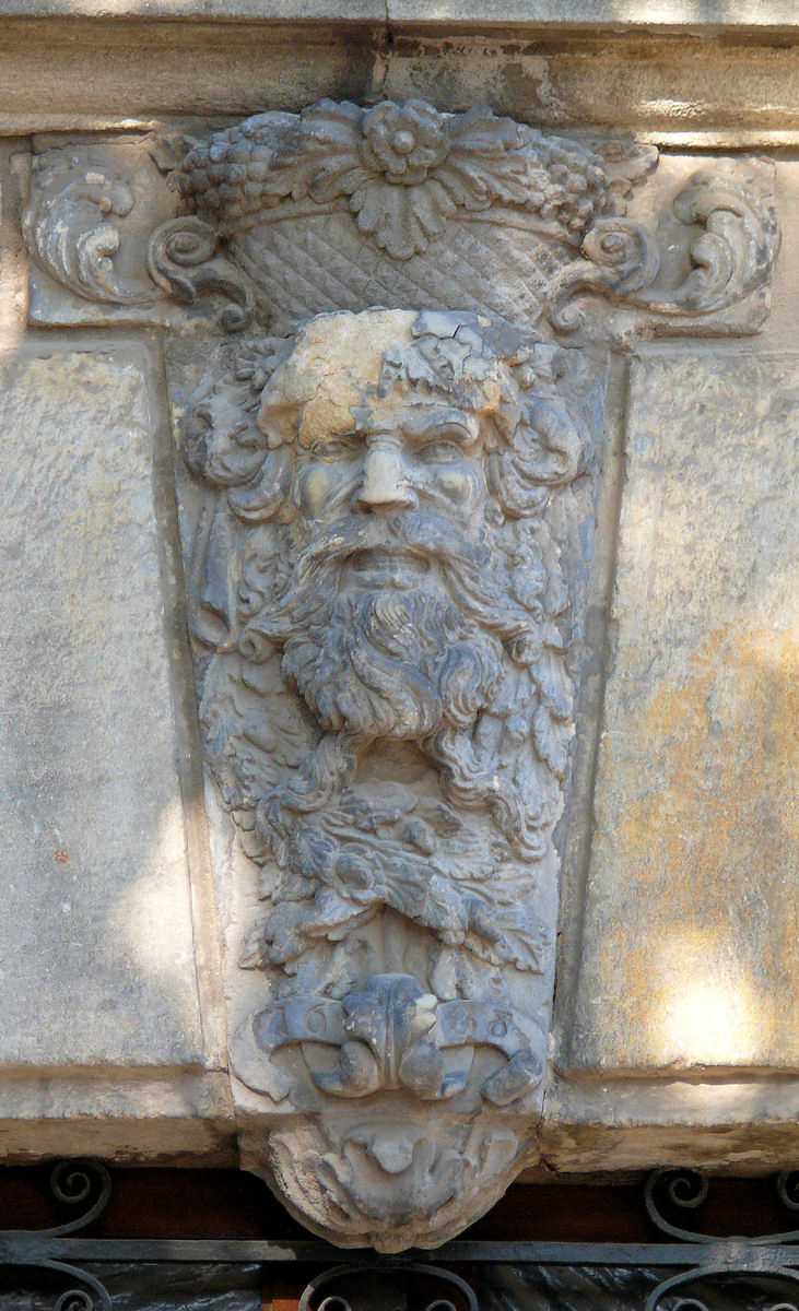 Le Puy-en-Velay - Hôtel Mailhet de Vachères - Portail surmonté d'une clé pendante sculptée d'un mascaron portant la date de 1638 
