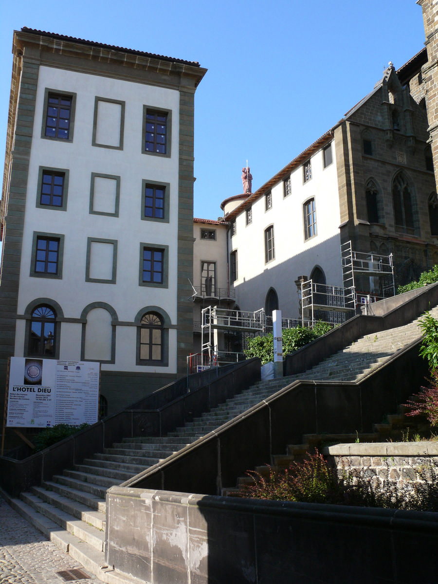 Le Puy-en-Velay - Hôtel-Dieu - L'Hôtel-Dieu à côté du grand degrès de la cathédrale pendant sa restauration 