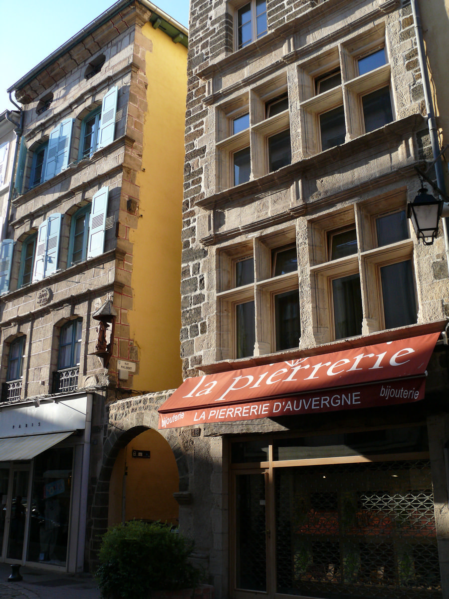Le Puy-en-Velay - Maisons 16 et 18 rue Pannessac et l'entrée de la rue Philibert 