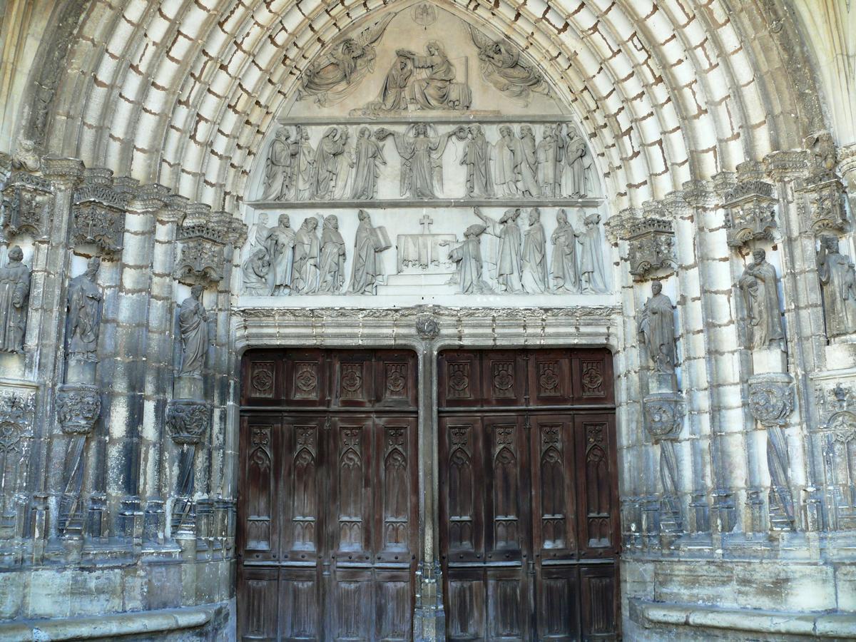 Gray - Basilique Notre-Dame - Portail central de la façade principale 
