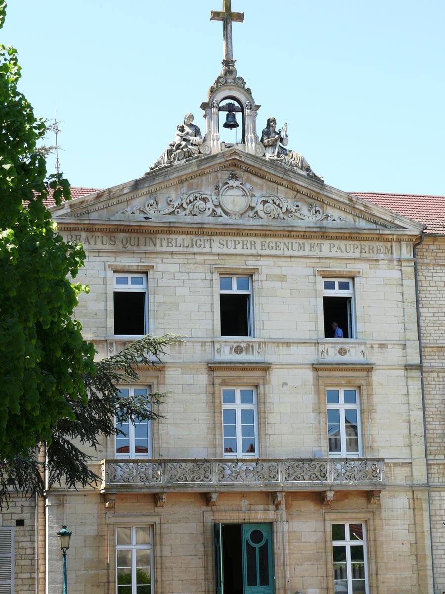 Gray - Hôtel-Dieu - Façade du bâtiment construit en 1850 