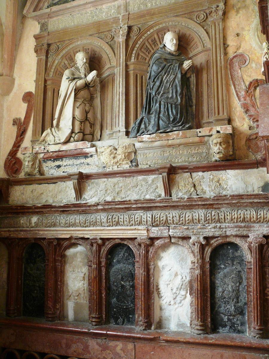 Pesmes - Eglise Saint-Hilaire - Chapelle d'Andelot: statues en priant de Pierre d'Andelot et de son frère Jean 