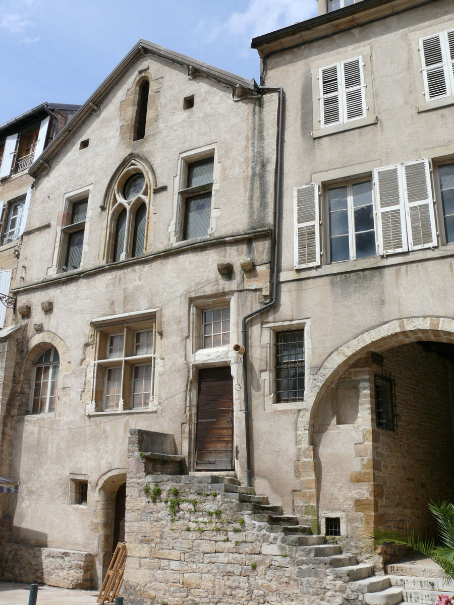 Fiche média no. 137240 Vesoul - Hôtel Baressols. A côté, le passage des Annonciades constitué d'une série de de voûtes et d'escaliers formant ce qui est appelé localement des trages